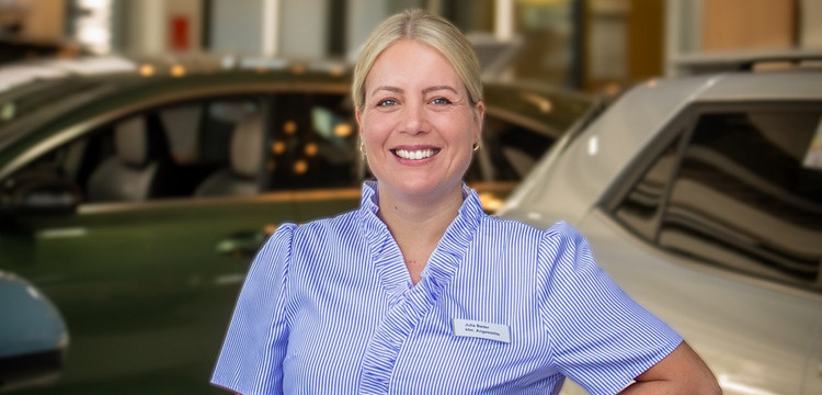 Julia Bader, Service Assistenz