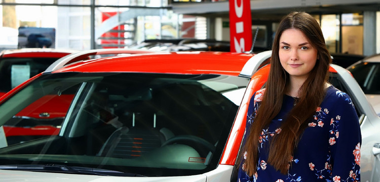 Sara  Kemper, Service-Assistenz